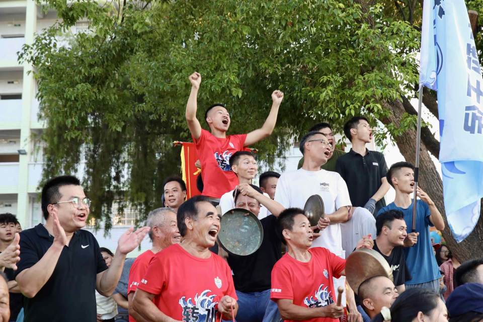 伸出援手的 伸出援手的